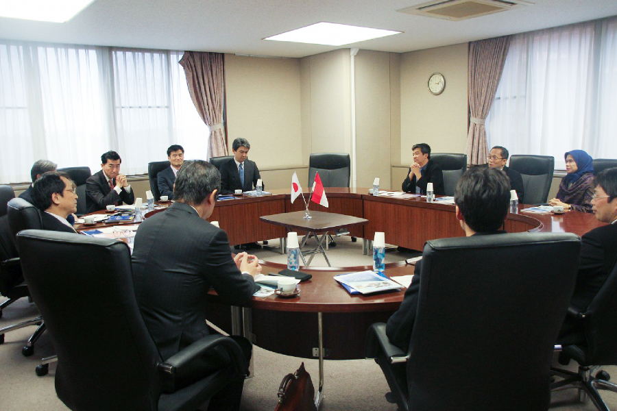 Meeting photograph : Rector of ITB,  President & Vice president of University of Tsukuba, and professors.